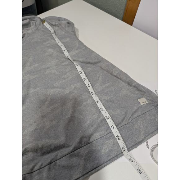 Vuori Top Womens Medium Gray Camouflage Lightweight Hoodie - Picture 7 of 8